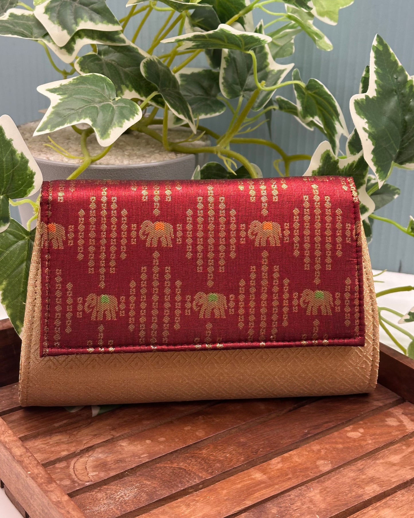 MAROON ELEPHANT BASIC CLUTCH