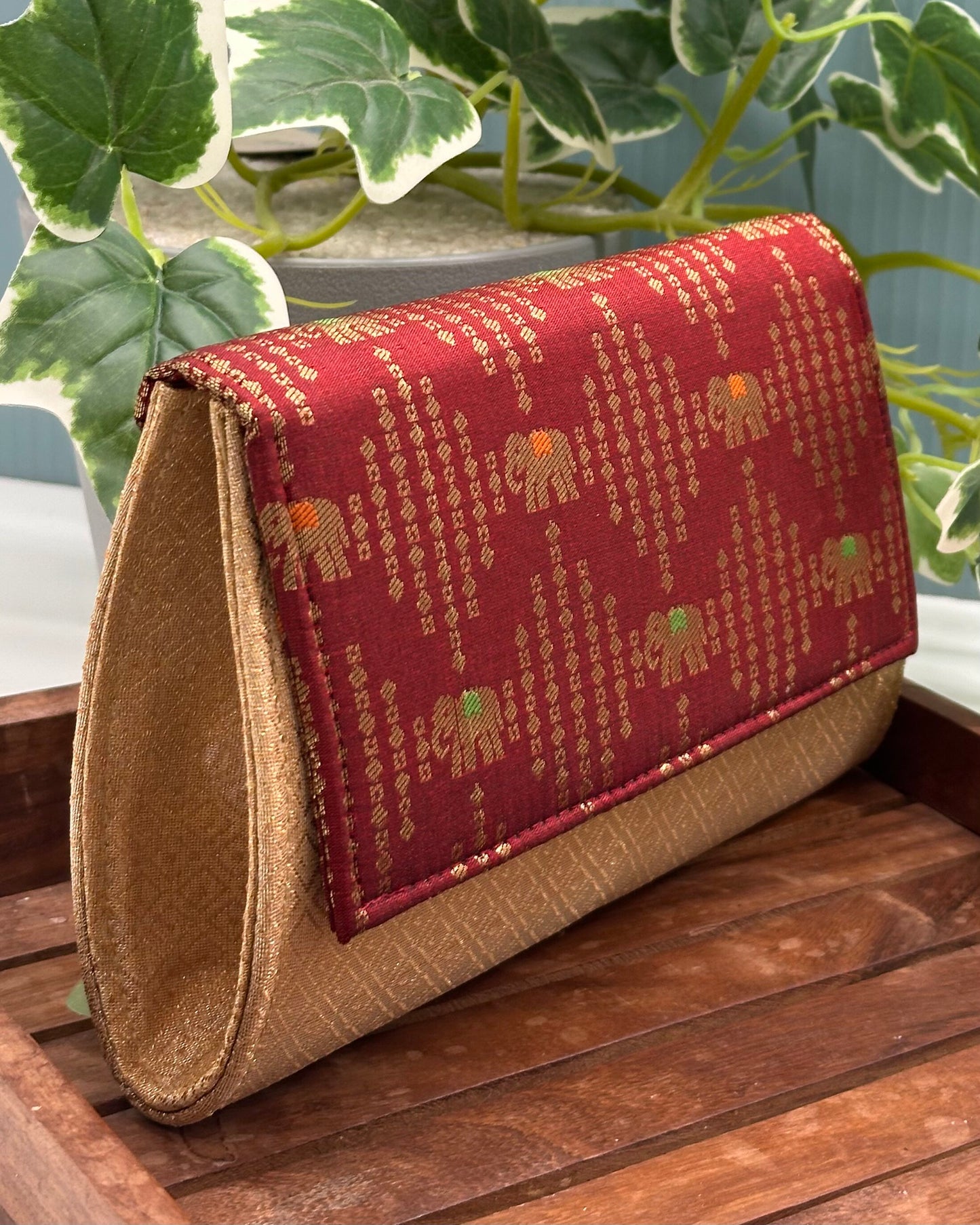 MAROON ELEPHANT BASIC CLUTCH