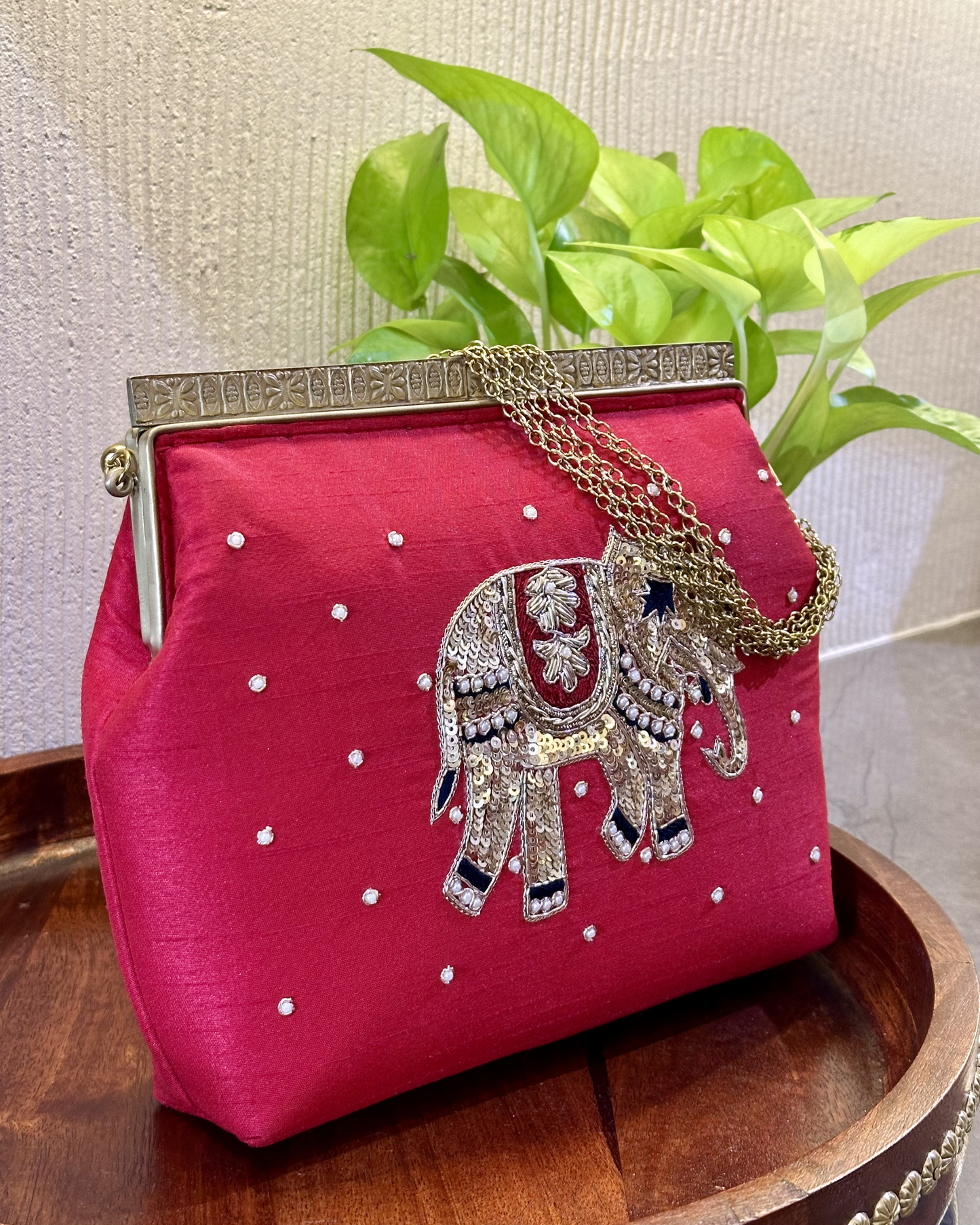 Elephant Motif Antique Frame Purse-red