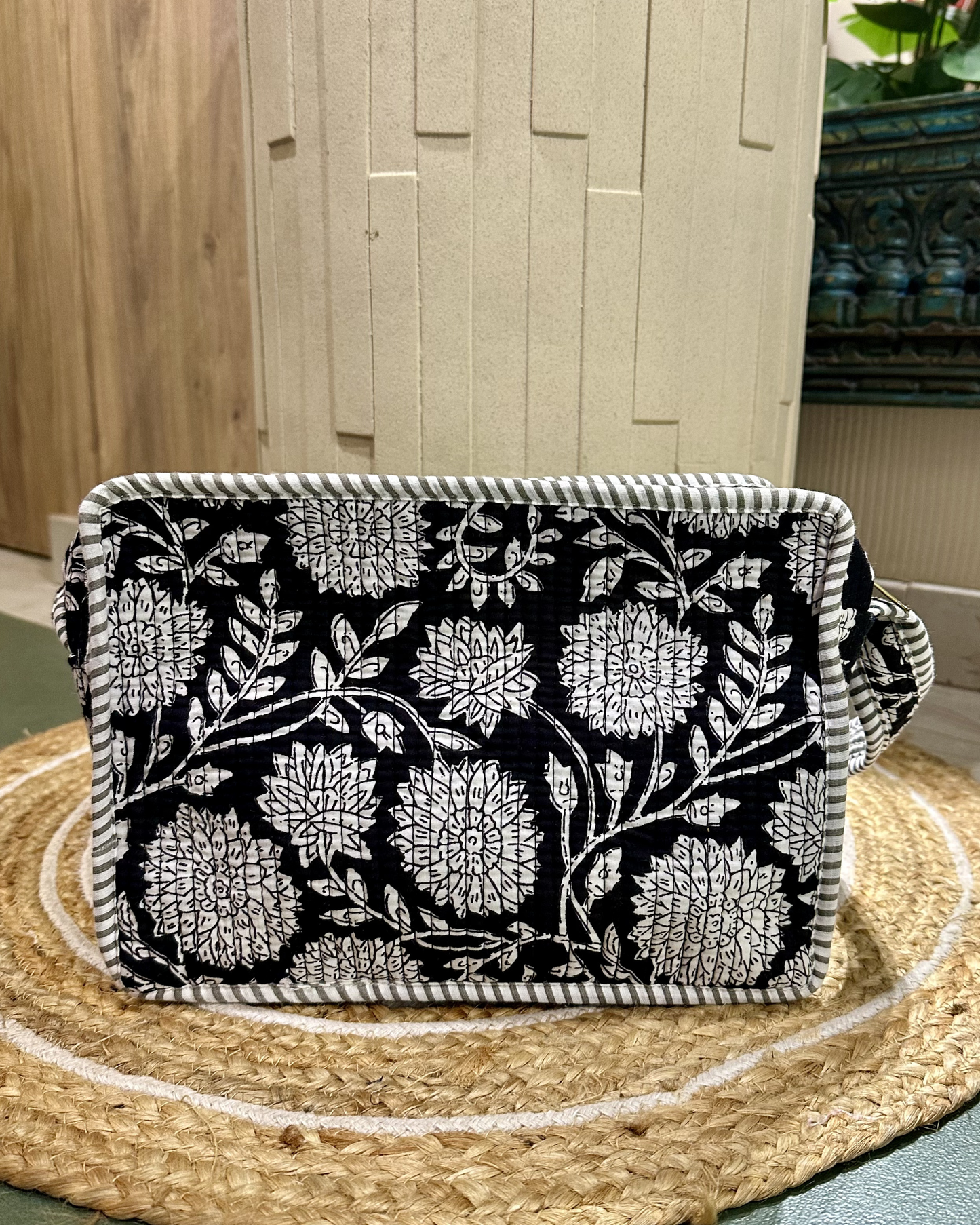 jaipur sling-Black and White